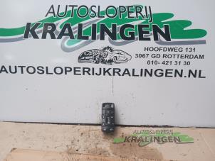 Usagé Commutateur vitre électrique Opel Signum (F48) 2.2 direct 16V Prix € 50,00 Règlement à la marge proposé par Autosloperij Kralingen B.V.