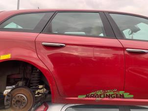 Begagnade Bakdörr, 4-dörrars, höger Alfa Romeo 159 Sportwagon (939BX) 1.9 JTDm Pris € 100,00 Marginaltabell erbjuds av Autosloperij Kralingen B.V.