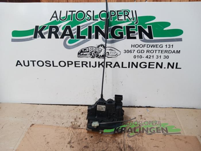 Begagnade Dörrlåsmekanism, 4-dörrars, vänster fram Opel Corsa D 1.3 CDTi 16V ecoFLEX Pris € 14,99 Marginaltabell erbjuds av Autosloperij Kralingen B.V.