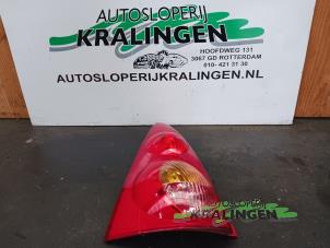 Usados Luz trasera izquierda Peugeot 107 1.0 12V Precio € 35,00 Norma de margen ofrecido por Autosloperij Kralingen B.V.