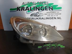 Używane Reflektor prawy Opel Corsa D 1.4 16V Twinport Cena € 75,00 Procedura marży oferowane przez Autosloperij Kralingen B.V.