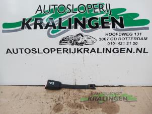 Usagé Insertion ceinture de sécurité avant gauche Peugeot 107 1.0 12V Prix € 25,00 Règlement à la marge proposé par Autosloperij Kralingen B.V.