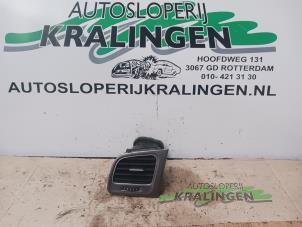 Usagé Grille aération tableau de bord Volkswagen Golf VII (AUA) 1.2 TSI 16V Prix € 10,00 Règlement à la marge proposé par Autosloperij Kralingen B.V.