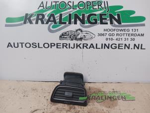 Usagé Grille aération tableau de bord Volkswagen Golf VII (AUA) 1.2 TSI 16V Prix € 10,00 Règlement à la marge proposé par Autosloperij Kralingen B.V.