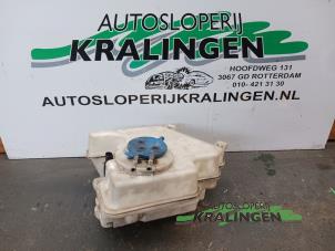 Begagnade Spolartank, vindruta Mercedes B (W245) 2.0 B-180 CDI 16V Pris € 25,00 Marginaltabell erbjuds av Autosloperij Kralingen B.V.
