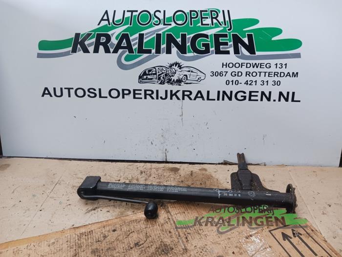 Usagé Cric Mercedes E Combi (S210) 2.4 E-240 V6 18V Prix € 25,00 Règlement à la marge proposé par Autosloperij Kralingen B.V.