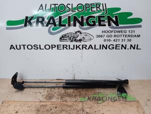 Używane Zestaw amortyzatorów gazowych tylnej klapy Suzuki Alto (RF410) 1.1 16V Cena na żądanie oferowane przez Autosloperij Kralingen B.V.