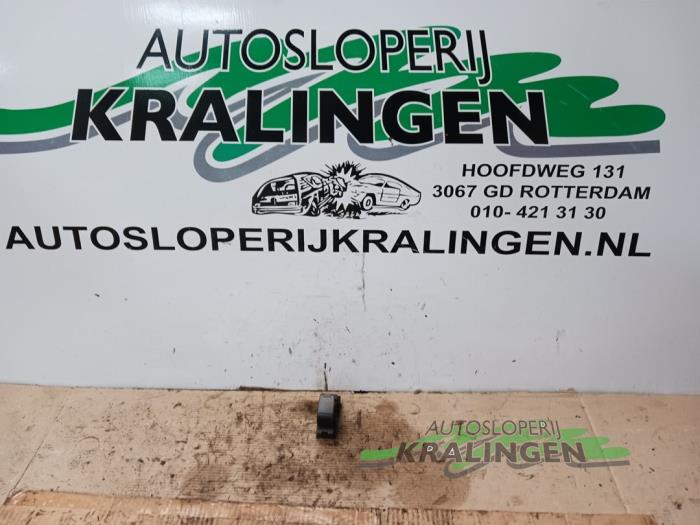 Usados Interruptor de ventanilla eléctrica Opel Agila (B) 1.2 16V Precio € 15,00 Norma de margen ofrecido por Autosloperij Kralingen B.V.