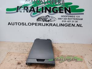 Używane Schowek Opel Agila (B) 1.2 16V Cena € 25,00 Procedura marży oferowane przez Autosloperij Kralingen B.V.