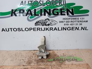 Używane Mechanizm zamka tylnej klapy Opel Agila (B) 1.2 16V Cena € 50,00 Procedura marży oferowane przez Autosloperij Kralingen B.V.