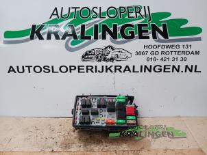 Usagé Porte fusible Opel Corsa D 1.2 16V Prix € 25,00 Règlement à la marge proposé par Autosloperij Kralingen B.V.
