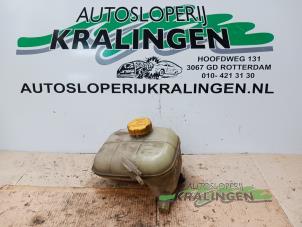 Usagé Réservoir d'expansion Opel Astra H (L48) 1.4 16V Twinport Prix € 25,00 Règlement à la marge proposé par Autosloperij Kralingen B.V.