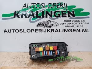 Usagé Boîte à fusibles Opel Signum (F48) 2.2 direct 16V Prix € 40,00 Règlement à la marge proposé par Autosloperij Kralingen B.V.
