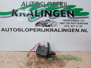 Używane Przelacznik kierunkowskazu Renault Kangoo Express (FW) 1.5 dCi 70 Cena € 35,00 Procedura marży oferowane przez Autosloperij Kralingen B.V.