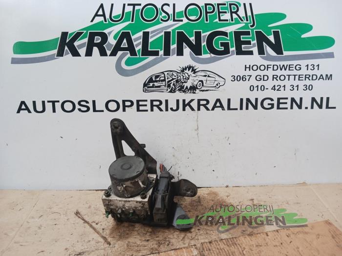 Usagé Pompe ABS Renault Scénic II (JM) 1.9 dCi 120 Prix € 13,99 Règlement à la marge proposé par Autosloperij Kralingen B.V.