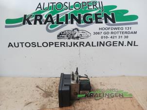 Usados Bomba ABS Renault Laguna II (BG) 1.8 16V Precio € 40,00 Norma de margen ofrecido por Autosloperij Kralingen B.V.