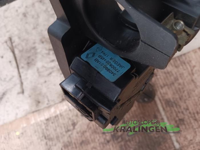 Interruptor de indicador de dirección de un Renault Twingo (C06) 1.2 1997