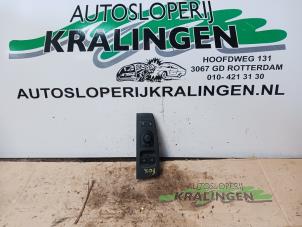 Używane Przelacznik elektrycznej szyby Volkswagen Fox (5Z) 1.2 Cena € 25,00 Procedura marży oferowane przez Autosloperij Kralingen B.V.
