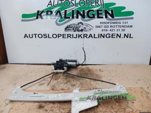 Używane Mechanizm szyby lewej przedniej wersja 2-drzwiowa Volkswagen Fox (5Z) 1.2 Cena € 50,00 Procedura marży oferowane przez Autosloperij Kralingen B.V.