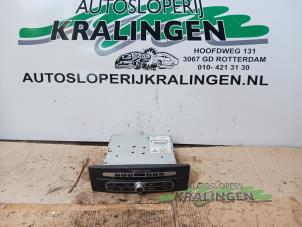 Usados Reproductor de CD y radio Renault Laguna II Grandtour (KG) 2.0 16V Precio € 100,00 Norma de margen ofrecido por Autosloperij Kralingen B.V.