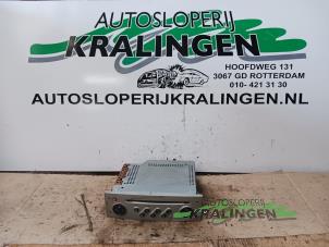 Używane Radioodtwarzacz CD Renault Modus/Grand Modus (JP) 1.6 16V Cena € 40,00 Procedura marży oferowane przez Autosloperij Kralingen B.V.