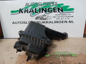 Używane Obudowa filtra powietrza Opel Agila (B) 1.2 16V Cena € 25,00 Procedura marży oferowane przez Autosloperij Kralingen B.V.