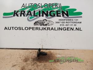 Usados Medidor de masa de aire Opel Agila (B) 1.2 16V Precio € 25,00 Norma de margen ofrecido por Autosloperij Kralingen B.V.