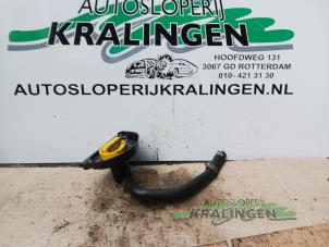 Usados Tubo de llenado de aceite Renault Trafic (1FL/2FL/3FL/4FL) 1.6 dCi 115 Precio € 30,25 IVA incluido ofrecido por Autosloperij Kralingen B.V.