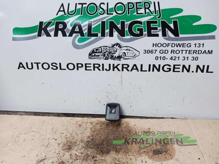 Usados Interruptor de ventanilla eléctrica Renault Trafic (1FL/2FL/3FL/4FL) 1.6 dCi 115 Precio € 18,15 IVA incluido ofrecido por Autosloperij Kralingen B.V.