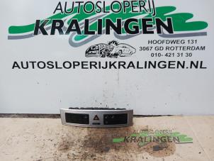 Usagé Commutateur éclairage d'urgence Mercedes C (W203) 2.2 C-200 CDI 16V Prix € 25,00 Règlement à la marge proposé par Autosloperij Kralingen B.V.