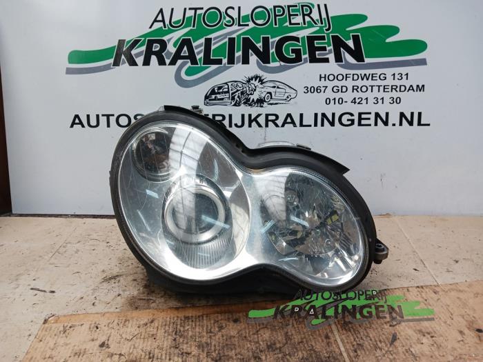 Używane Reflektor prawy Mercedes C (W203) 2.2 C-200 CDI 16V Cena € 199,99 Procedura marży oferowane przez Autosloperij Kralingen B.V.