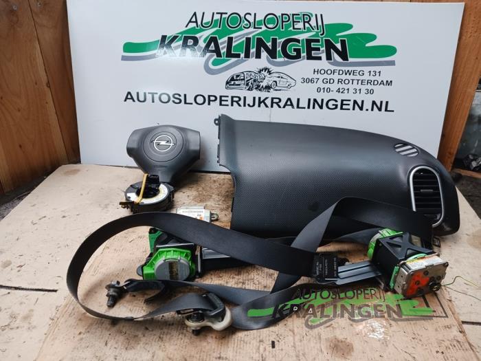 Begagnade Airbagset Opel Agila (B) 1.2 16V Pris € 300,00 Marginaltabell erbjuds av Autosloperij Kralingen B.V.