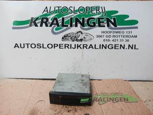 Usagé Changeur de CD Peugeot 307 (3A/C/D) 1.6 16V Prix € 25,00 Règlement à la marge proposé par Autosloperij Kralingen B.V.
