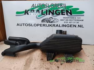 Gebrauchte Luftfiltergehäuse Chevrolet Spark (M300) 1.0 16V Preis € 50,00 Margenregelung angeboten von Autosloperij Kralingen B.V.