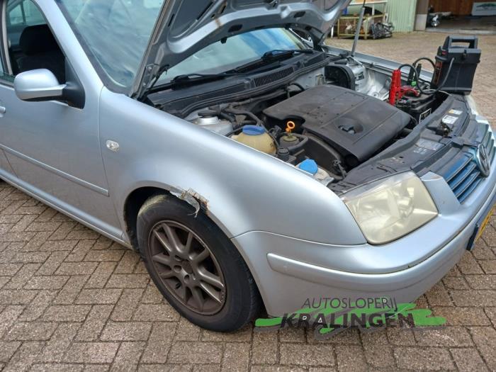 Używane Reflektor prawy Volkswagen Bora (1J2) 1.6 16V Cena € 24,99 Procedura marży oferowane przez Autosloperij Kralingen B.V.