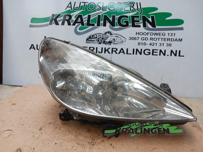 Używane Reflektor prawy Peugeot 607 (9D/U) 2.7 HDi V6 24V Cena € 149,99 Procedura marży oferowane przez Autosloperij Kralingen B.V.