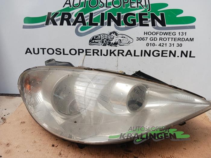 Używane Reflektor prawy Peugeot 807 2.2 16V Cena € 34,99 Procedura marży oferowane przez Autosloperij Kralingen B.V.