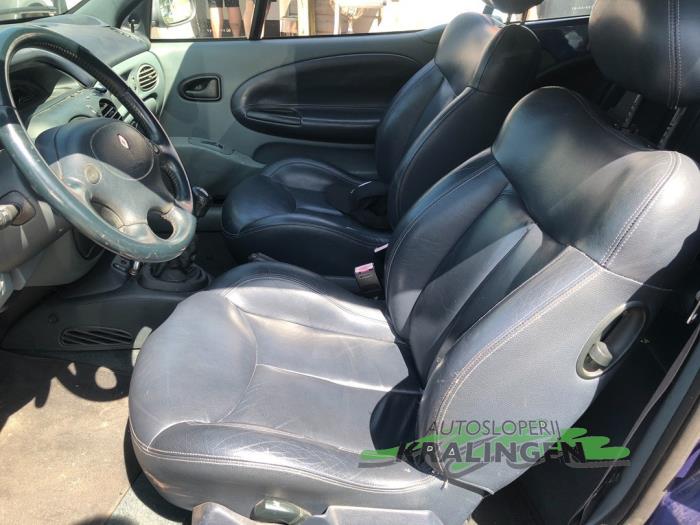 Używane Fotel prawy Renault Megane (EA) 1.6i Cena € 100,00 Procedura marży oferowane przez Autosloperij Kralingen B.V.