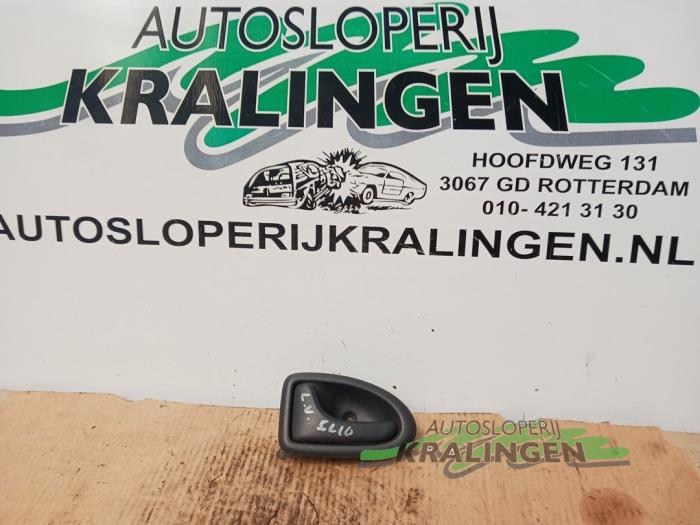 Begagnade Handtag Renault Clio II (BB/CB) 1.2 16V Pris € 9,99 Marginaltabell erbjuds av Autosloperij Kralingen B.V.