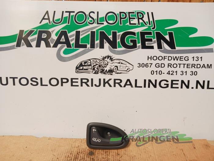 Begagnade Handtag Renault Clio II (BB/CB) 1.2 16V Pris € 9,99 Marginaltabell erbjuds av Autosloperij Kralingen B.V.