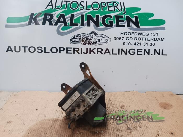 Usados Bomba ABS Toyota Corolla (E11) 1.3 16V Precio € 24,98 Norma de margen ofrecido por Autosloperij Kralingen B.V.