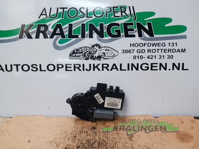 Usados Motor de ventanilla de puerta Peugeot 307 CC (3B) 2.0 16V Precio € 99,99 Norma de margen ofrecido por Autosloperij Kralingen B.V.