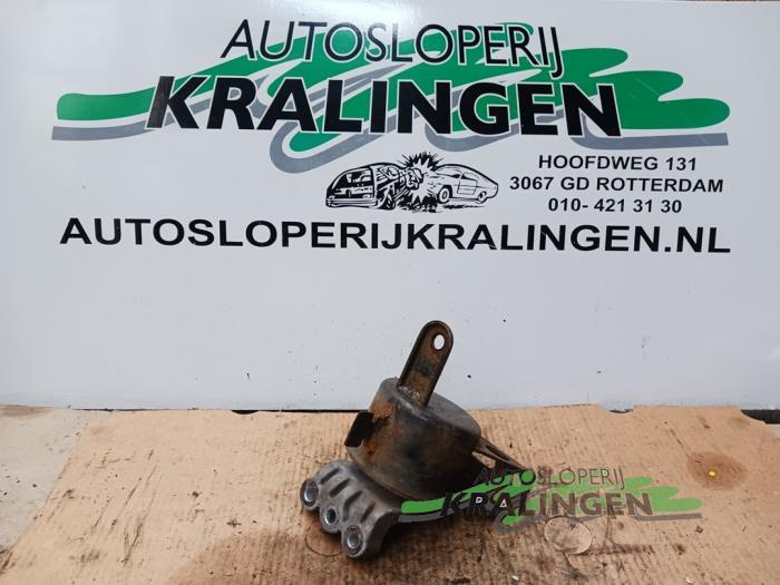 Usagé Support moteur Chevrolet Spark (M300) 1.0 16V Prix € 24,99 Règlement à la marge proposé par Autosloperij Kralingen B.V.