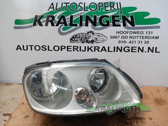 Używane Reflektor prawy Volkswagen Touran (1T1/T2) 1.6 Cena € 24,99 Procedura marży oferowane przez Autosloperij Kralingen B.V.