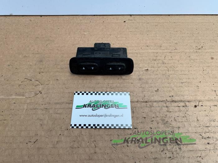 Usados Interruptor de ventanilla eléctrica Hyundai Accent II/Excel II/Pony 1.3i 12V Precio de solicitud ofrecido por Autosloperij Kralingen B.V.