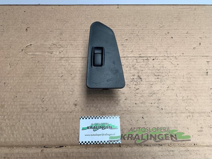 Usados Interruptor de ventanilla eléctrica Mitsubishi Space Runner (N1/N2) 1.8 GLi 16V Precio € 15,00 Norma de margen ofrecido por Autosloperij Kralingen B.V.