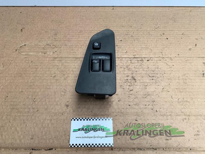 Usados Interruptor de ventanilla eléctrica Mitsubishi Space Runner (N1/N2) 1.8 GLi 16V Precio € 35,00 Norma de margen ofrecido por Autosloperij Kralingen B.V.