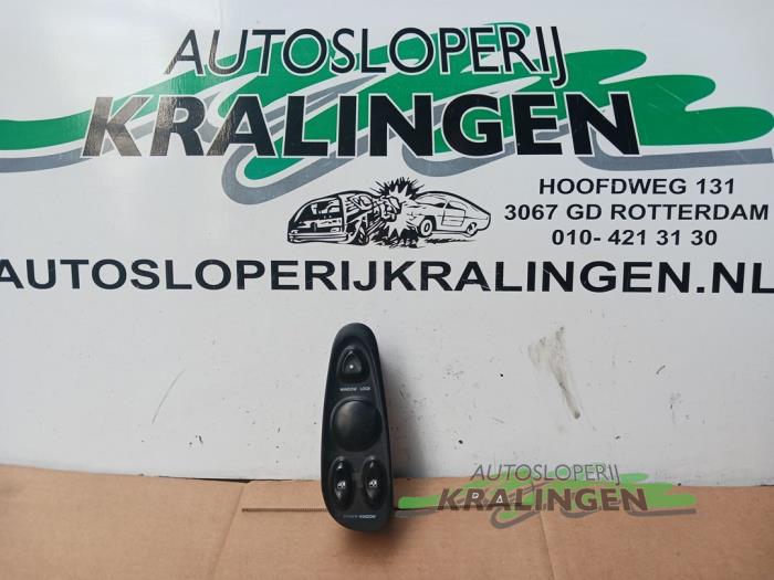 Usados Interruptor de ventanilla eléctrica Hyundai Coupe 2.0i 16V Precio € 19,99 Norma de margen ofrecido por Autosloperij Kralingen B.V.