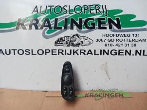 Used Electric window switch Hyundai Coupe 2.0i 16V Price € 19,99 Margin scheme offered by Autosloperij Kralingen B.V.