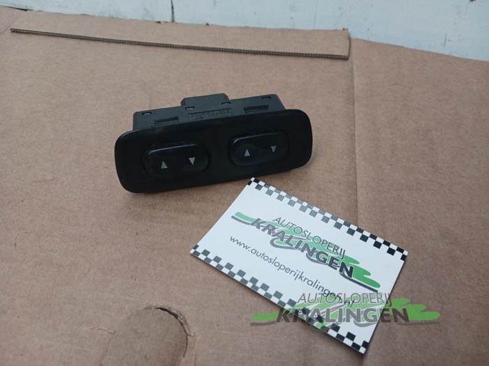 Usados Interruptor de ventanilla eléctrica Hyundai Accent II/Excel II/Pony 1.3i 12V Precio € 19,99 Norma de margen ofrecido por Autosloperij Kralingen B.V.